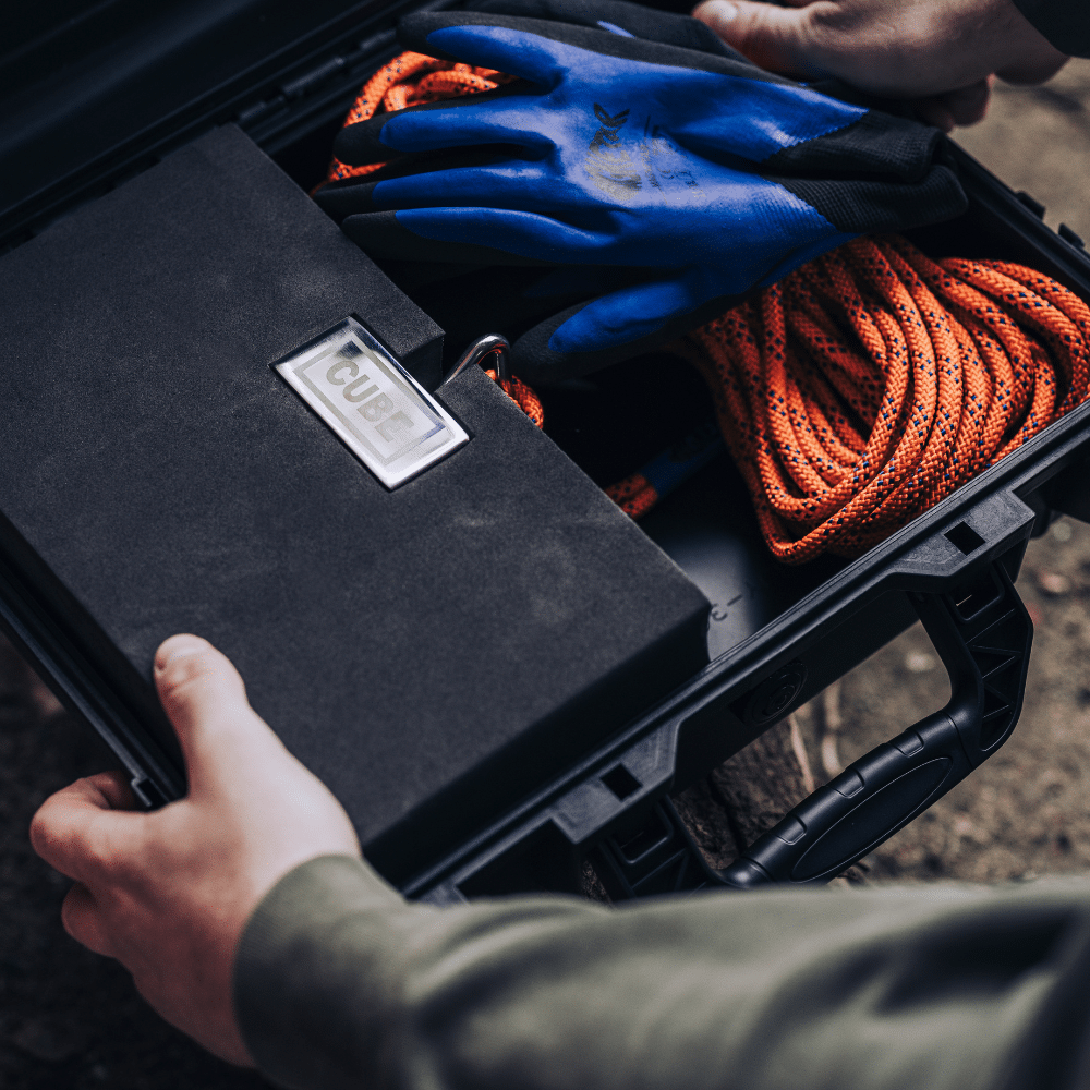 Robustes Magnetfischen-Set im Transportkoffer mit Cube Magnet, Seil und Schutzhandschuhen für starke Bergungen.